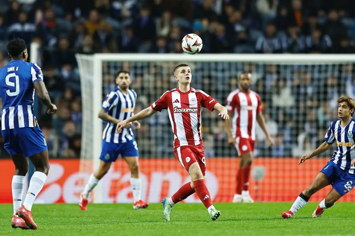 Christos Mouzakitis – “Phù thủy tuyến giữa” được săn đón 2 Olympiacos đặt niềm tin lớn vào Mouzakitis